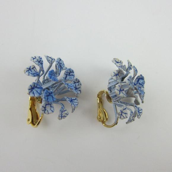 Vintage Clip on Earrings Blue & White Coral Flower Gold tone back Estate Jewelry - Picture 3 of 12